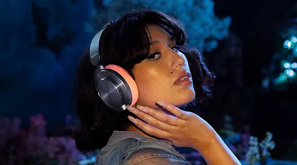 Послушайте RAYE и насладитесь чистым звуком.